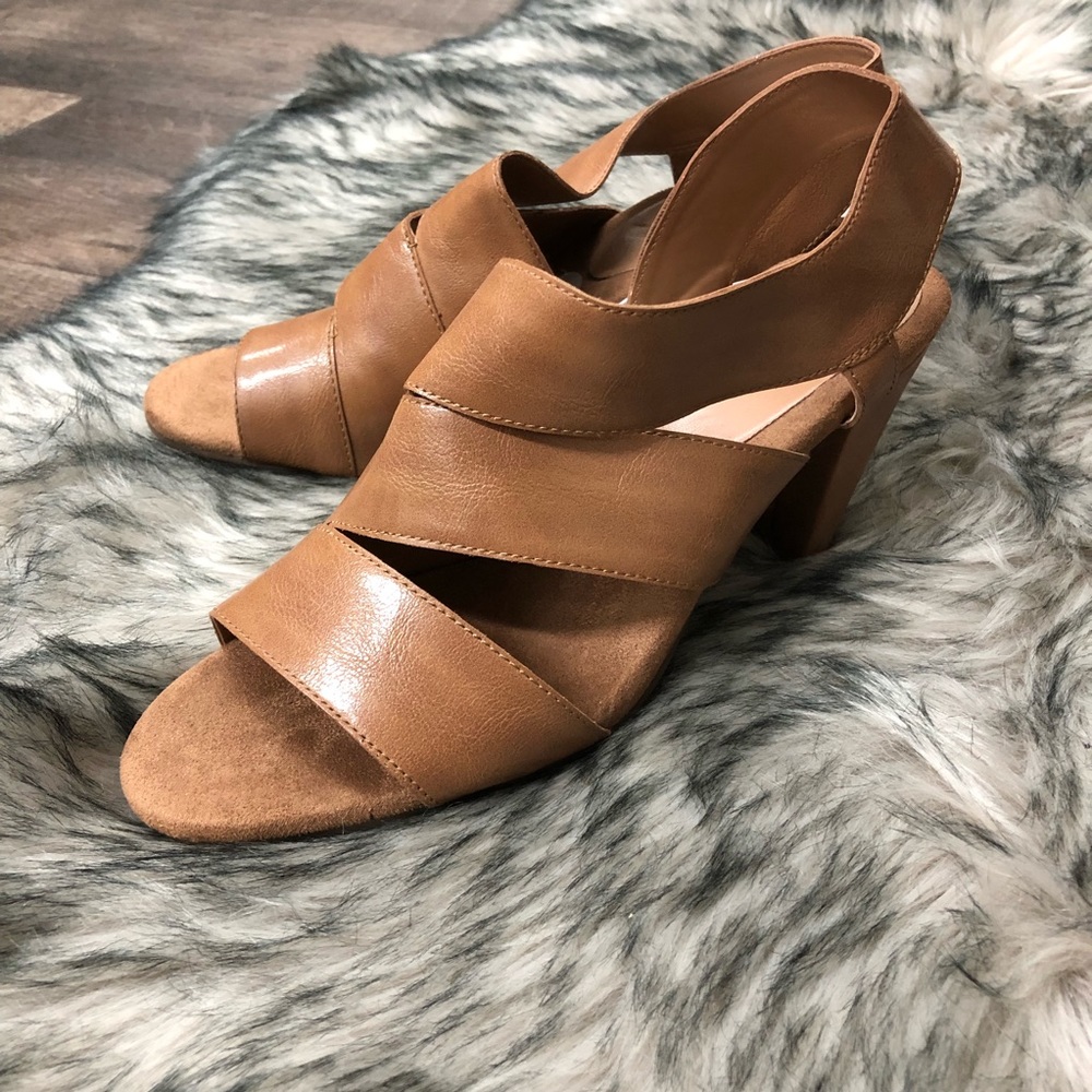 NWOB AEROSOLES TAN HEELS SIZE 9.5